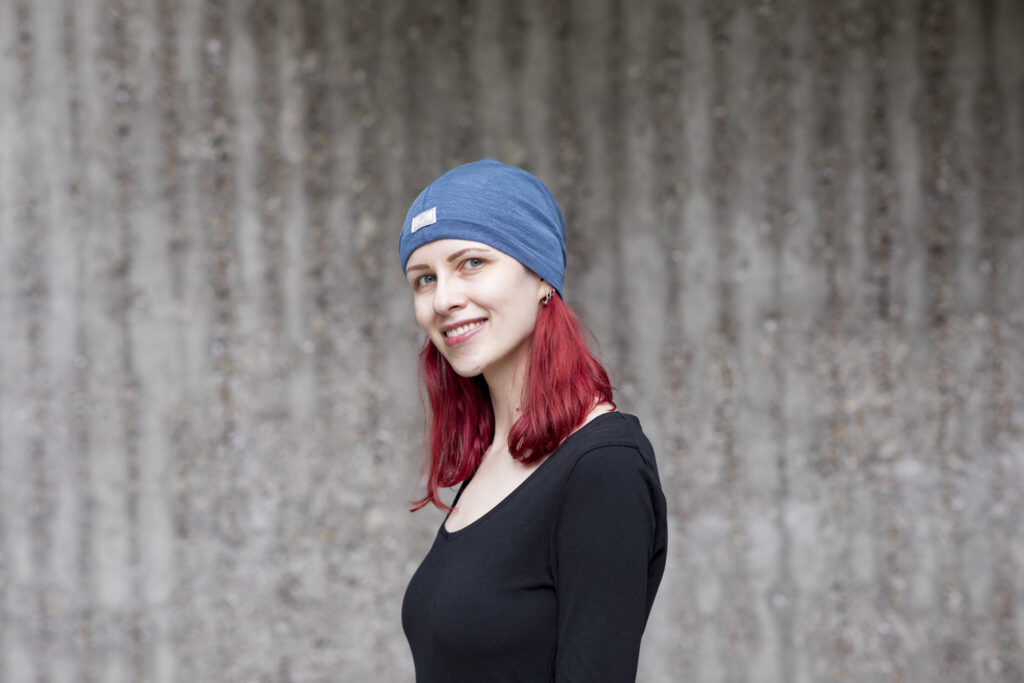 Das Strunzl als Beanie in Blau am Beispiel einer erwachsenen Frau